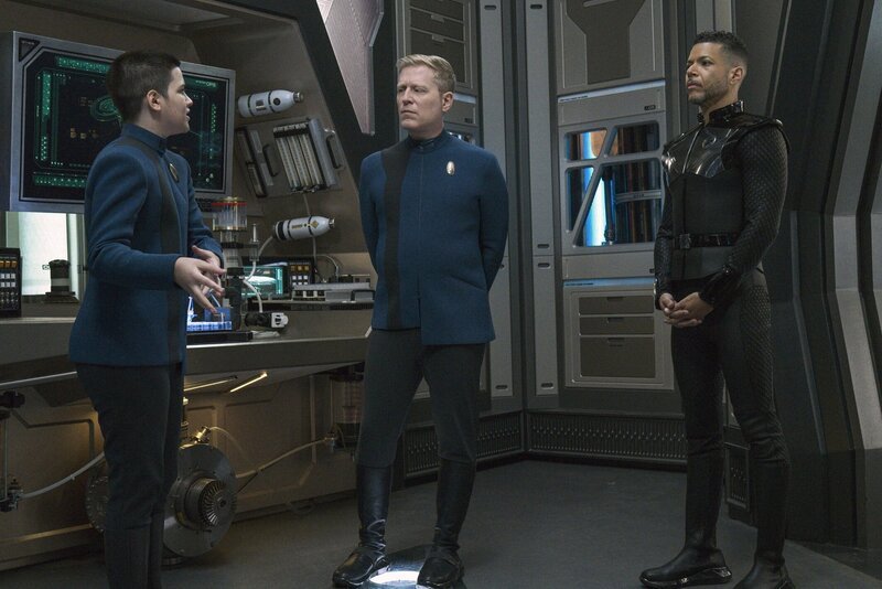 L-R: Adira (Blu del Barrio), Paul Stamets (Anthony Rapp) und Hugh Culber (Wilson Cruz) – Bild: Paramount Pictures Germany GmbH