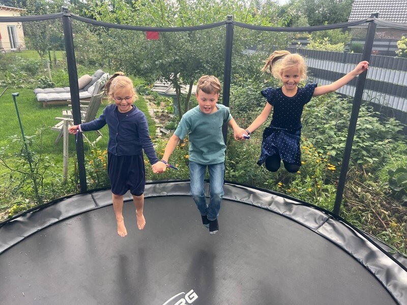 Die Geschwister Alina (7), Klara (7) und Elias (9) beim Spielen – Bild: rbb/​CAB Film