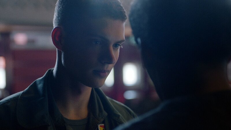 Rutger de Man (Josha Stradowski, l.) möchte seinem alten Betreuer Manu Zegers (Gustav Borreman, r.) Bescheid geben, dass er nach Syrien für eine Mission aufbricht. Das Gespräch nimmt eine unerwartete Wendung. – Bild: ZDF und BetaFilm