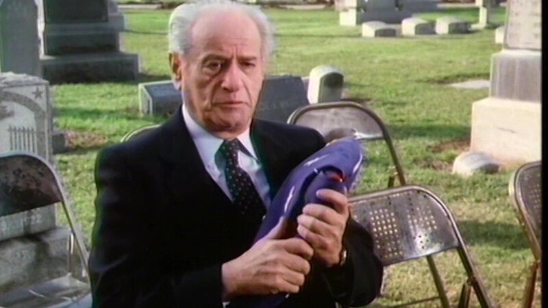 Mr. Charles (Eli Wallach) auf der Beerdigung seines Sohnes. – Bild: Bibel TV