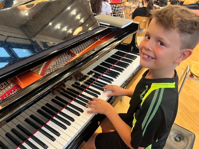 Elias bei der Probe am Klavier – Bild: rbb/​CAB Film