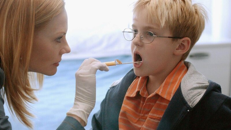 Ist Martin (David Hall) der leibliche Sohn der ermordeten Marissa? Catherine (Marg Helgenberger) nimmt einen DNA Abstrich. – Bild: TVNOW /​ CBS