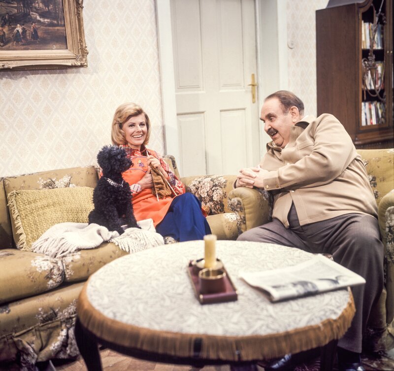 Elfriede Ott (Resi Huber), Fritz Eckhardt (Oswald Huber). – Bild: ORF III