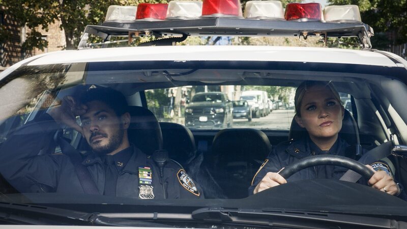 Ian Quinlan (Officer Luis Badillo), Vanessa Ray (Eddie Janko). – Bild: CBS Broadcasting Inc.
