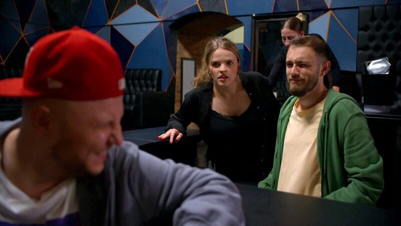 Malte wittert seine Chance, Raffi loszuwerden. Sie soll für Piet einen Special-Act organisieren, scheitert aber kläglich. Mit Krätze schmiedet Malte einen Plan: Er gibt vor, den HipHop-Star LEVO zu kennen und lotst Raffi so in die Falle. – Bild: RTLZWEI