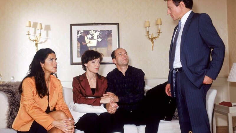 Die Staatsanwälte Sturm (Mariella Ahrens, li.) und Kampen (Axel Pape, re.) wollen von den Wagners (Marion Mitterhammer, Horst-Günter Marx) Einzelheiten zum Tod Marquardts erfahren. – Bild: RTL /​ Rolf Baumgartner