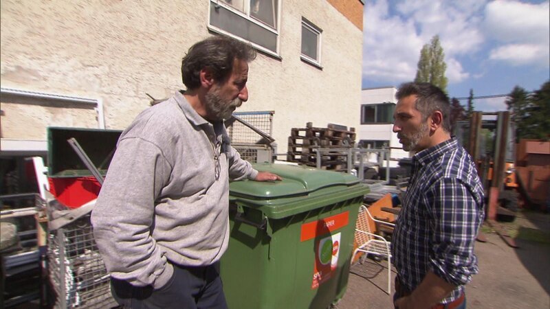 Anastasios (li.) ist ein kreativer Stahldesigner – doch er verkauft wenige seiner Erfindungen. Stattdessen türmen sie sich in seiner Werkstatt. Seinen Töchtern Panagiota und Irini sowie Mama Eleni reicht es. Es muss sich etwas ändern! Mauro Corradino (re.) bricht auf, um der Familie zu helfen, denn es ist höchste Zeit zu reagieren. Ein Bankkredit muss dringend beglichen werden, damit der gelernte Schlosser Anastasios endlich neu anfangen kann. – Bild: RTL II