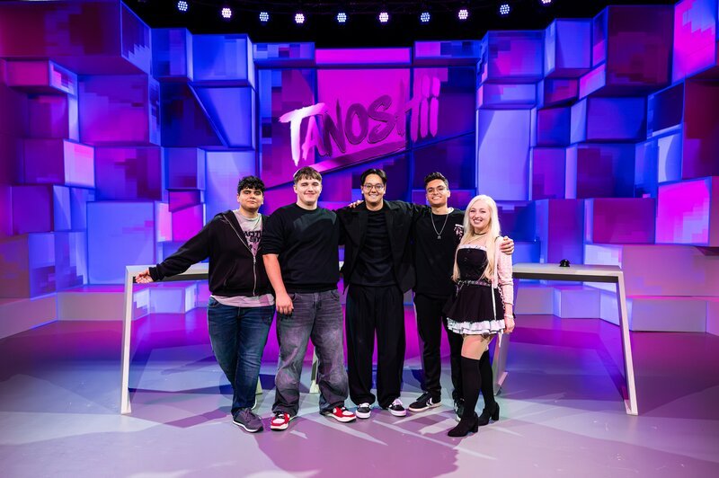 „Tanoshii“, das Wissensduell rund um Manga und Anime mit Fans und Creators aus der Szene, moderiert von Raafey. – Bild: ZDF/​Julian Niklas Canto