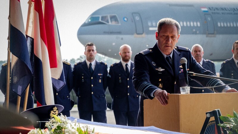 Als Kommandeur der Luftstreitkräfte ergreift Roderick Walema (Gijs Scholten van Aschat, 3.v.r.) bei der Beerdigung des verunglückten Kameraden das Wort. Er ist zutiefst vom Tod des jungen Soldaten betroffen. – Bild: ZDF und Dinand van der Wal