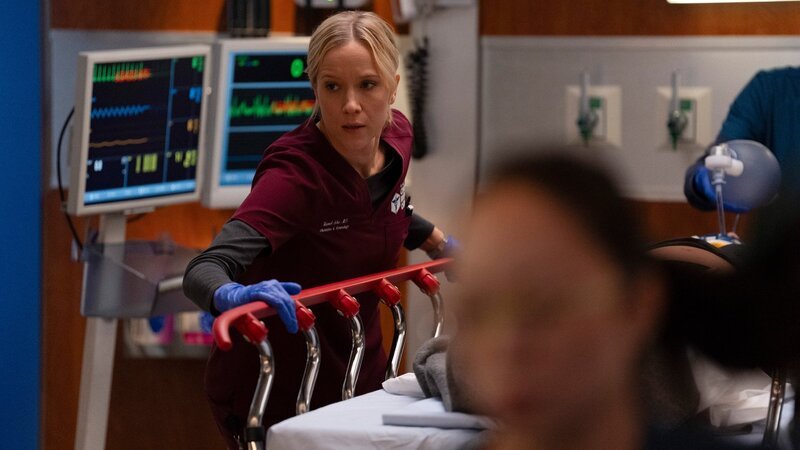 Chicago Med Staffel 10 Folge 11 Verletzte müssen rasch versorgt werden: Jessy Schram als Dr. Hannah Asher – Bild: SRF/​NBC Universal