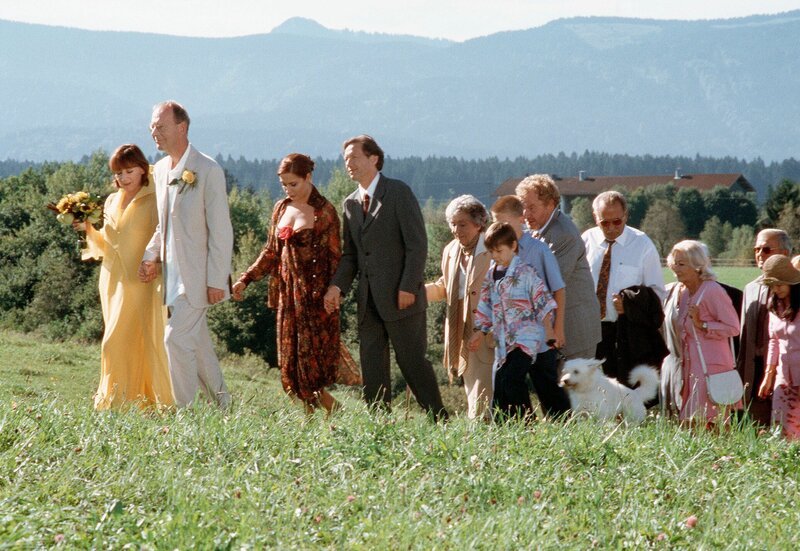 „Queen Mum“ Edda Hartwig (Heidelinde Weis, li.) heiratet ihren Traummann Martin Bergmann (Hans Peter Korff, 2. v. li.). Eddas Tochter Annabelle (Simone Thomalla, 3. v. li.) und deren Mann Friedrich (Stephan Schwartz, 4. v. li.) wohnen der Trauung bei. – Bild: ARD/​Degeto