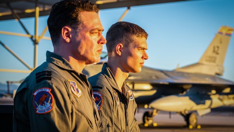 Ausbilder Derek „Lucky“ Lanshof (Fedja van Huêt, l.) erzählt Rutger de Man (Josha Stradowski, r.) von seinen Einsätzen. – Bild: ZDF und Christopher Scott