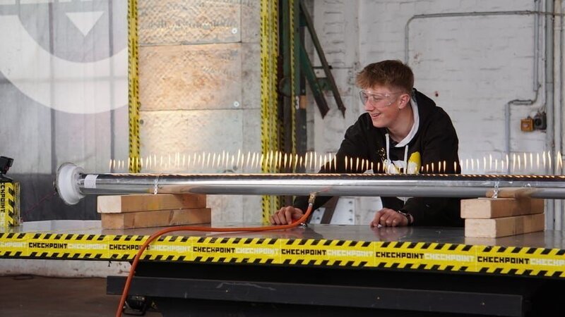 Checkpoint pimpt Feuer und bringt es mit Schallwellen zum Tanzen. Vincent probiert es aus. – Bild: ZDF/​Katharina Barnick