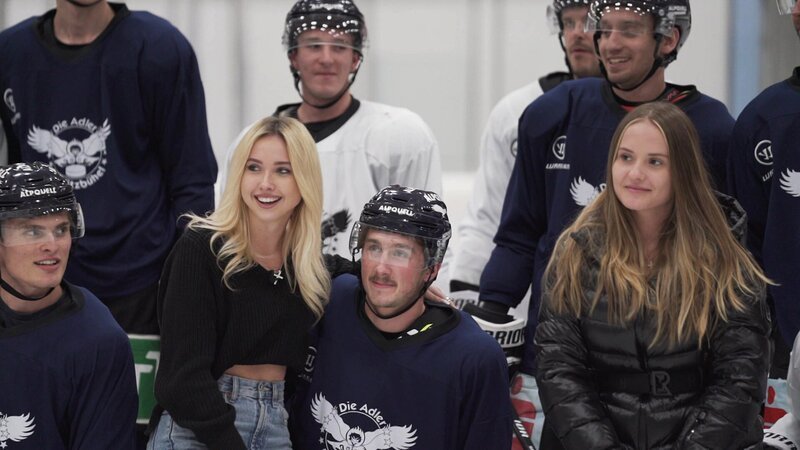 Davina und Shania sind zu Besuch bei einem Eishockey-Training. Bei den vielen athletischen Spielern fällt es den beiden schwer, sich auf das Training zu konzentrieren. Als sie ein Foto mit dem Eishockeyteam machen sollen, sind sie überwältigt und aufgeregt. – Bild: RTLZWEI