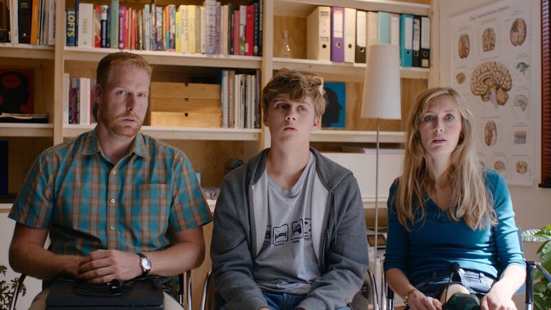 Jan und Irma bringen Kees wegen seiner Spielsucht zu einem Therapeuten. – Bild: NDR/​NL Film