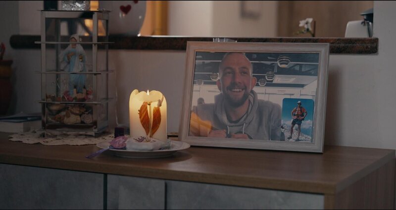 Foto des vom Bären getöteten Andrea Papi im Haus seiner Familie. – Bild: BR, Beetz Brothers Film Production, Miramonte Film