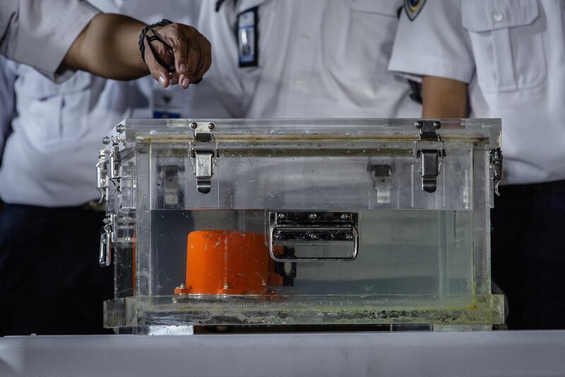 Teil der Blackbox des Lion Air-Fluges JT 610 – Bild: RTL /​ Getty Images /​ Unglücksflieger Boeing 737 MAX