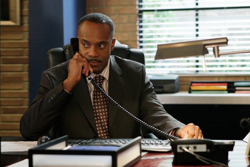 Ein Petty-Officier ist ermordet worden. Gibbs beginnt zu ermitteln und schon bald deckt er unglaubliche Zusammenhänge zwischen dem Mord an dem Petty-Officer und dem neuen NCIS-Direktor Leon Vance (Rocky Carroll) auf … – Bild: AXN