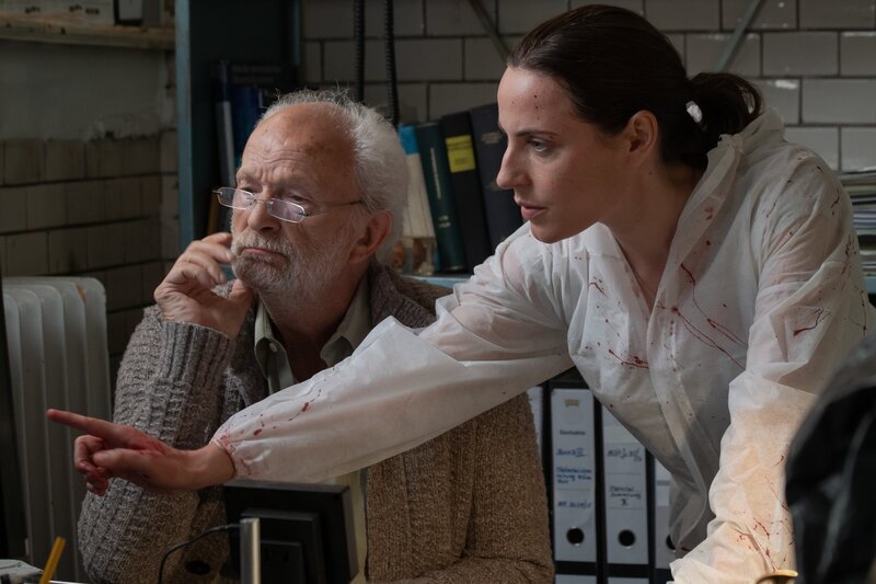 Peter (Michael Gwisdek) und Emma (Antje Traue) werten ihre Erkenntnisse am Computer aus. Sie haben den Tathergang simuliert. – Bild: ZDF und Carolin Ubl