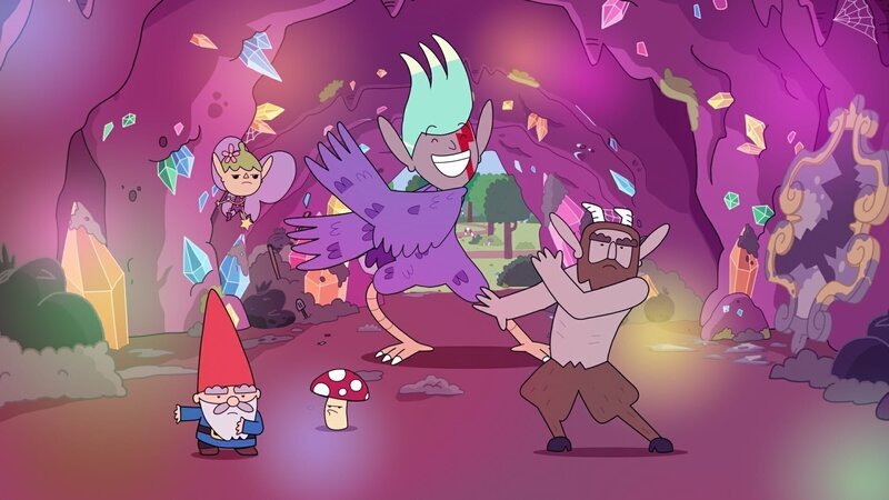 Die Helden – Herbert, Twinkle, Tupfen und Hufius (von links nach rechts) – sollen die Höhle der Spiegel reinigen. Dabei haben sie eine Party-Harpyie (hinten M.) aus Versehen befreit. Eine bunte Vogelfrau, die alle mit einem Frohlocken-Bann belegt. – Bild: ZDF/​Tiger Aspect Kids & Family Limited, Movimenti Production, Zodiak Kids & Family France and Monello Productions