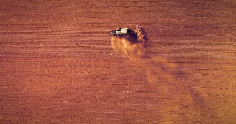 Die Erträge in der Landwirtschaft sind in Gefahr. – Bild: Tobias Lenz, Autorenkombinat /​ ZDF