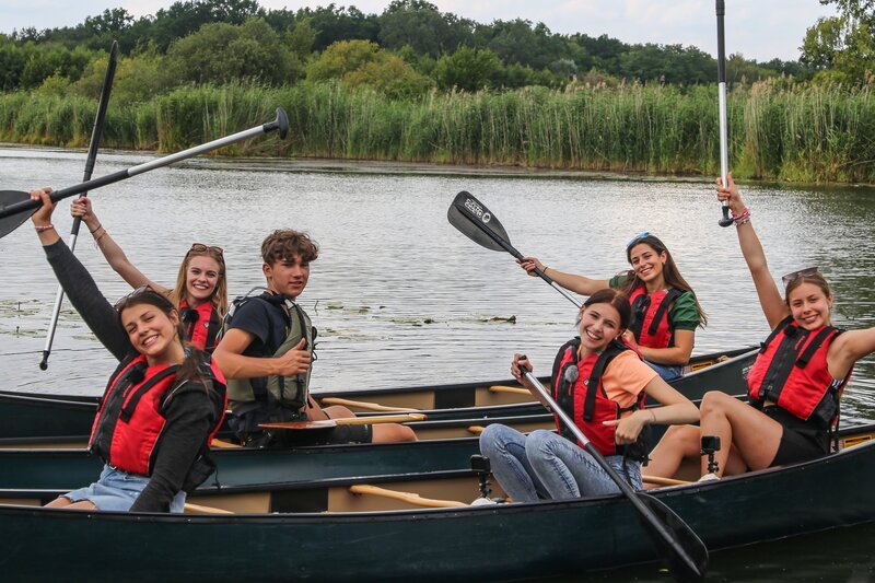 Anna, Alex, Toni, Feli und Luise zusammen mit Nils, dem Kanuführer. Er musste die verpeilten Mädels öfter mal aus dem Schilf befreien. – Bild: e+u TV /​ ZDF