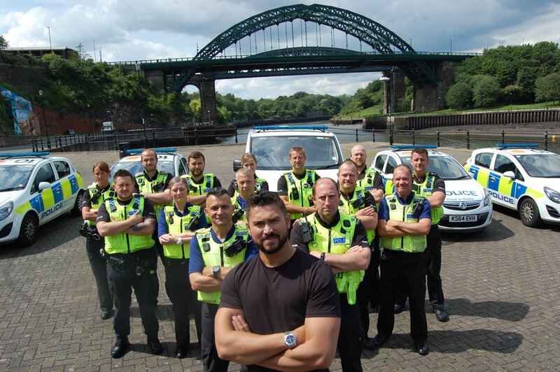 Rav Wilding (vorne). – Bild: Rawcut Television