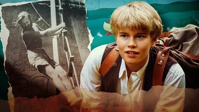 Thor Heyerdahl (Jenö Stillmark) lernt als Kind das einfache Leben in der Natur Norwegens kennen. Dort schafft er es, seine Ängste zu überwinden – und seinen ganz eigenen Weg zu finden. Als Erwachsener segelt er mit einem Floß über den Pazifik. – Bild: SWR/​LOOKSfilm/​Steffen Junghans/​Alamy