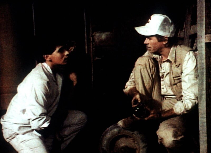 MacGyver (Richard Dean Anderson, r.) demonstriert seinem jungen Freund Luiz (Will Gotay, l.), wie man eine alte Pumpe wieder in Gang bringt. – Bild: Kabel Eins Classics