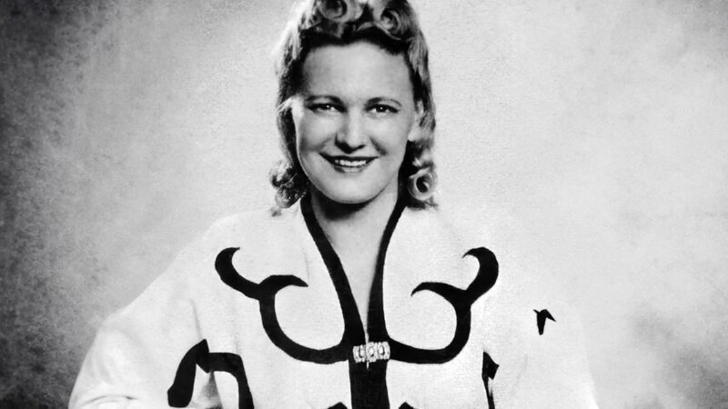 Emilie wie auch Oskar Schindler erkennen die gefährliche Lage für jüdische Menschen und wollen ihnen helfen. – Bild: ORF/​Tangram