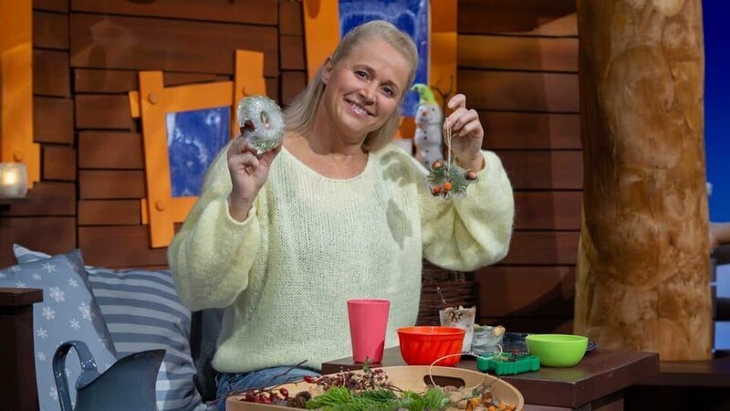 Singa zeigt selbstgebastelte Winterdeko für den Garten. Aus Naturmaterialien entstehen wunderbare Kunstwerke. – Bild: KiKA