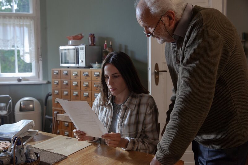 Emma (Antje Traue) und Peter (Michael Gwisdek) erhalten den Laborbefund. – Bild: Carolin Ubl /​ ZDF