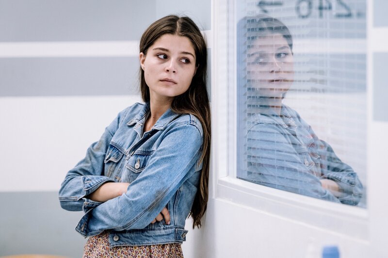 Cansu Oktay (Lara Aylin Winkler) ist nach ihrer Rettung zwar erleichtert, aber voller Fragen an die Zukunft für ihre Familie und sich selbst. – Bild: Martin Rottenkolber