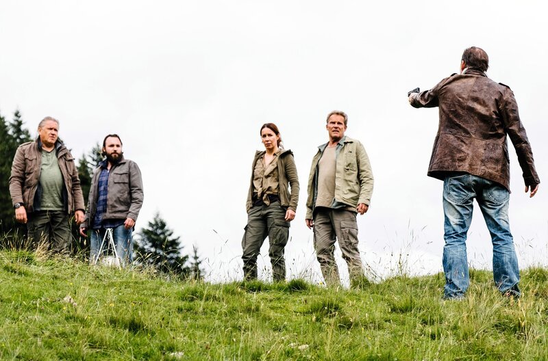 Ottmar Fischer bringt Hubert wieder zurück zur Gruppe und bedroht nun alle mit der Waffe. V.l.n.r. Girwidz (Michael Brandner), Jens Lubczyk (Isaak Dentler), Sabine Kaiser (Katharina Müller-Elmau), Hubert (Christian Tramitz), Ottmar Fischer (Andreas Bittl). – Bild: ARD/​TMG/​Emanuel A. Klempa