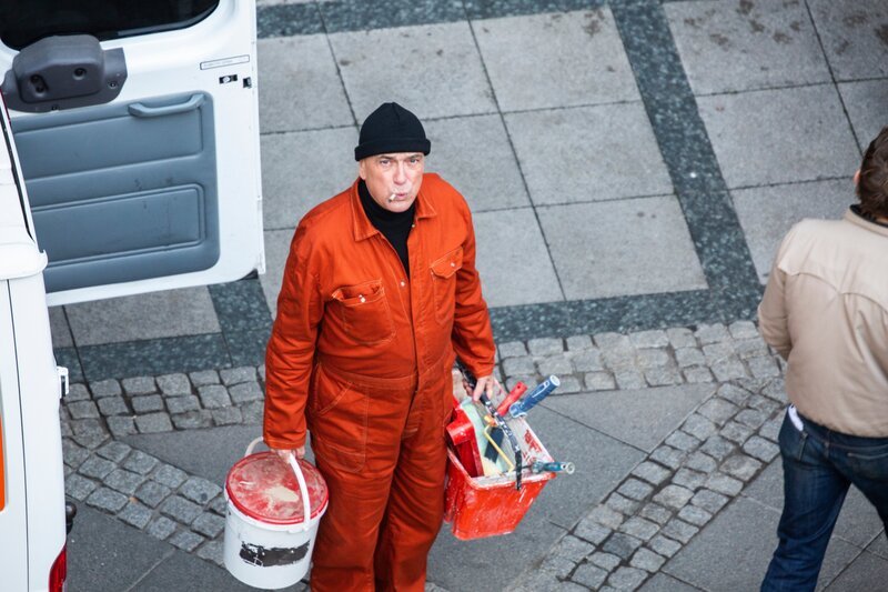 Alidor Van Praet (Gene Bervoets) gibt sich als Bauarbeiter aus. Wird seine Lüge auffliegen? – Bild: Thomas Dhanens /​ ZDF