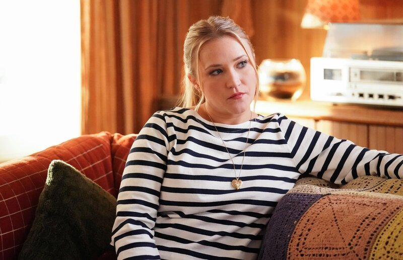 Mandy McAllister (Emily Osment) – Bild: 2024 Warner Bros. Entertainment Inc. All Rights Reserved. /​ Bill Inoshita Lizenzbild frei