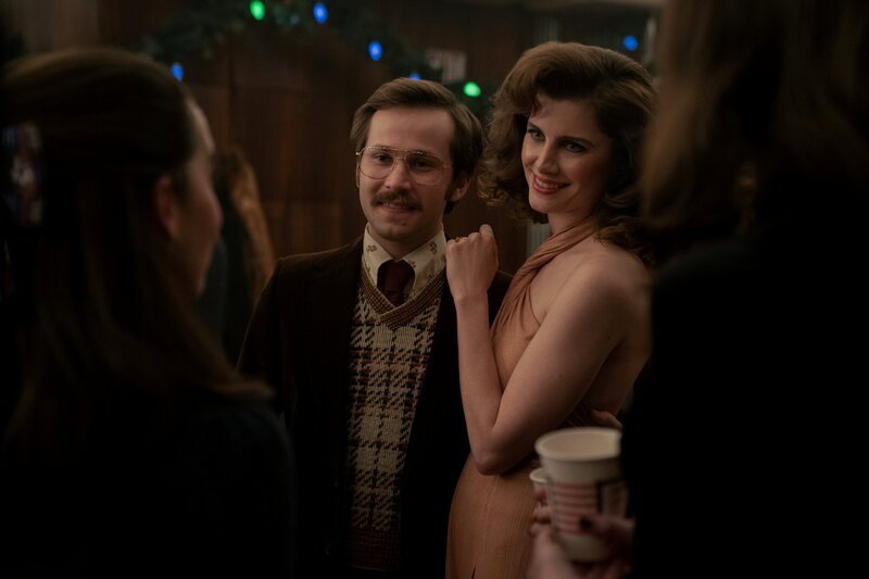 PONIES -- Pictured: (l-r) Nicholas Podany as Ray, Vic Michaelis as Cheryl – Bild: Katalin Vermes/​PEACOCK /​ Universal