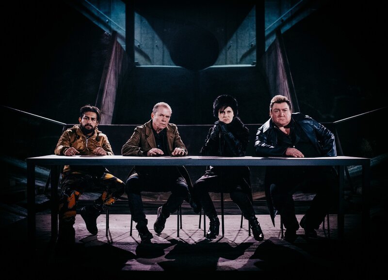 Das Gericht in der Unterwelt: (v.l.) ‚Junger Rumäne‘ (Zejhun Demirov), ‚Der Buckel‘ (Felix Römer), ‚Die Wilde‘ (Sophie Rois), ‚Der Rote‘ (Christoph Krutzler) – Bild: TVNOW /​Pertramer/​Pichler/​Superfilm