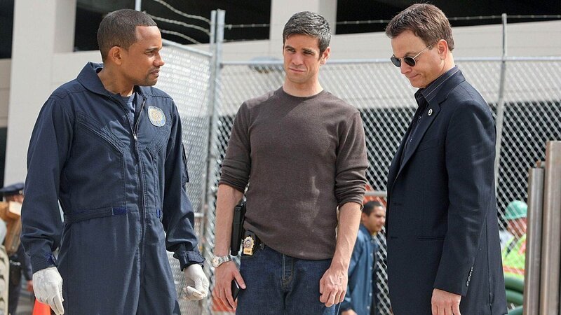 Dr. Sheldon Hawkes (Hill Harper), Don Flack (Eddie Cahill) und Mac Taylor (Gary Sinise) entdecken auf einer New Yorker Baustelle eine Baugrube mit einer übel zugerichteten Leiche. – Bild: MG RTL D /​ CBS