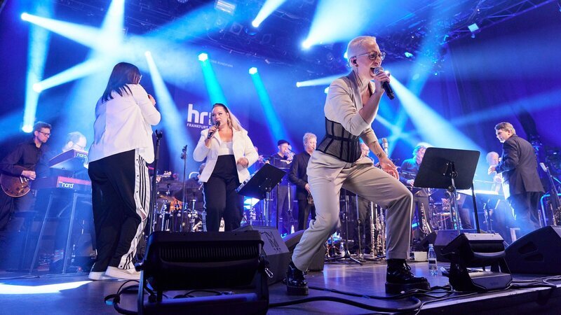 Stefanie Heinzmann und die hr-BigBand. – Bild: ZDF und HR/​Sebastian Reimold