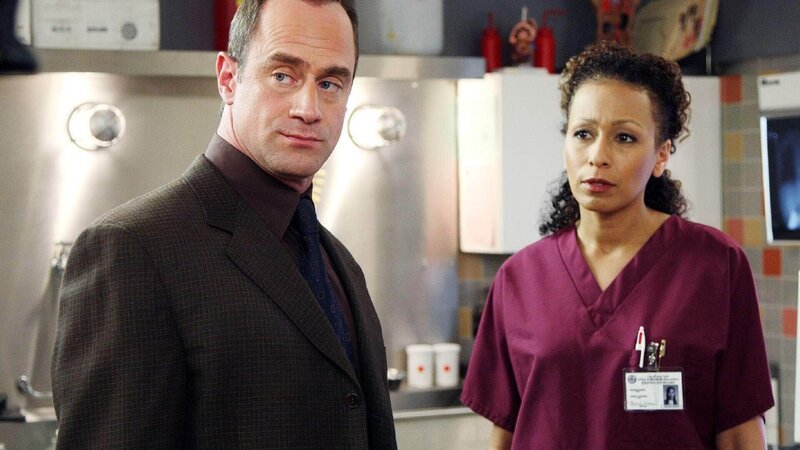 Eine junge Frau wurde anscheinend das Opfer eines Triebtäters. Dr. Melinda Warner (Tamara Tunie) und Detective Elliot Stabler (Christopher Meloni) untersuchen die Leiche. – Bild: RTL /​ Universal