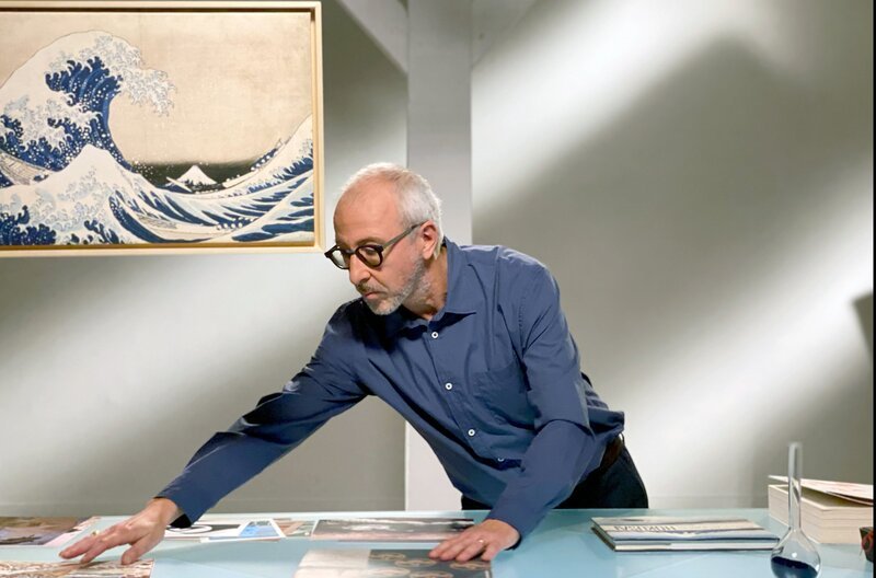 Emmanuel Lozerand, Professor für japanische Kultur und Sprache, erzählt die Geschichte des berühmten Farbholzschnitts des japanischen Künstlers Katsushika Hokusai. – Bild: Les Films d’Ici