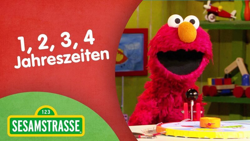 Elmo hat zu Julias Überraschung eine Uhr gebaut, mit der er die Jahreszeiten einstellen kann. – Bild: NDR/​Studio Hamburg Produktion/​Sesame workshop