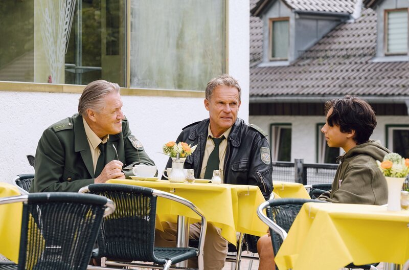 Hubert und Girwidz wollen Kai Tennholt als verdeckten Ermittler anheuern. – Bild: ARD/​TMG/​Emanuel A. Klempa
