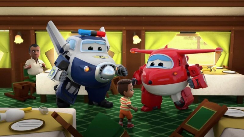 Auf der Zugfahrt schleichen sich einige Tiere unerlaubt in den Zug, als dieser stehen bleiben muss, weil eine Horde Zebras die Gleise überquert. Jett (re.), Paul (li.) und Bandile (mi.) wollen sie einfangen. – Bild: FUNNYFLUX /​ ALPHA