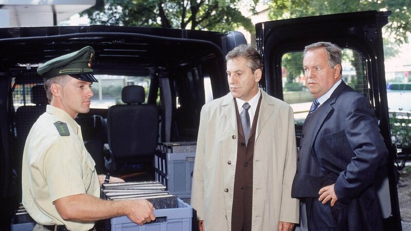 Kehler (Wolgang Bathke, r.) gibt Granitzke (Thomas Rudnik, M.) einen Hinweis, dass es sich bei dem Täter um einen Mitarbeiter des LKA handeln muss. (li.: Komparse) – Bild: RTL /​ Rolf Baumgartner