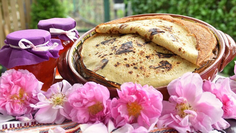 Zu Tisch Tal der Rosen – Bulgarien Palatschinken und Rosenkonfitüre – Bild: SRF/​Berlin Producers/​Gero von Marientreu