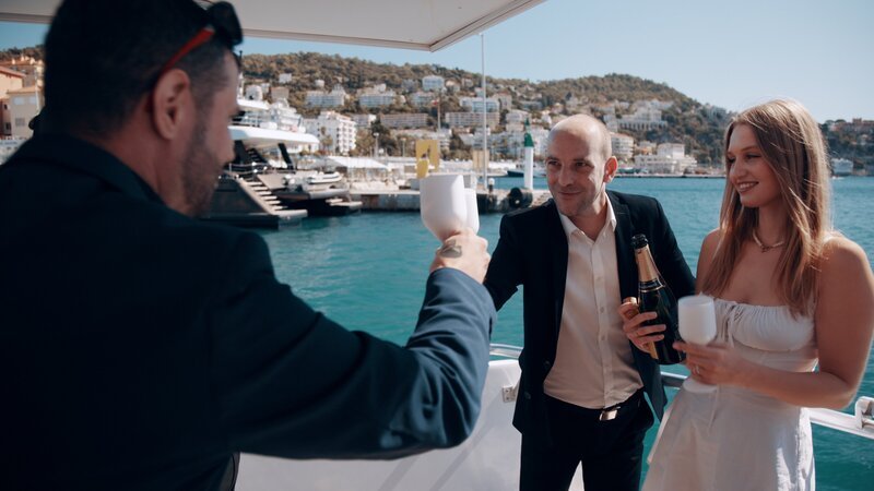 Gute Stimmung an Deck: Wirecard-Vorstand Jan Marsalek trifft mithilfe seiner russischen Geliebten den mächtigen Waffenhändler Stanislaw „Stas“ Petlinski. Ist das der Beginn seiner Spionagearbeit für den Kreml? (nachgestellte Szene) – Bild: ZDF und Dennis Mätzig