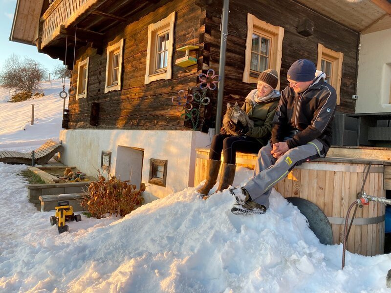  Sascha Exenberger und Lebensgefährtin Elisabeth Spreitzhofer vor selbst renoviertem Bauernhaus. – Bild: ORF/​WOLFGANG SCHERZ/​Sorger