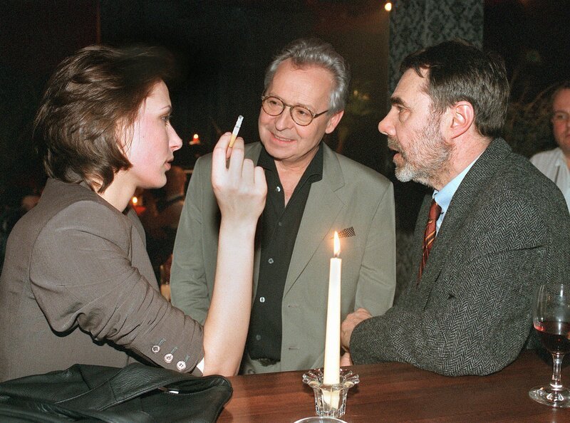 MDR Fernsehen IN ALLER FREUNDSCHAFT FOLGE 27, „Alpträume“, am Donnerstag (16.02.12) um 12:30 Uhr. Bei einem gemeinsamen abendlichen Besuch in einer Jazzkneipe macht Dr. Thomas Straub (Gunter Schoß, re.) Maia (Ina Rudolph, li) mit seinem alten Freund und Chansonier Jürgen Walter (mitte) bekannt. – Bild: MDR/​Laue